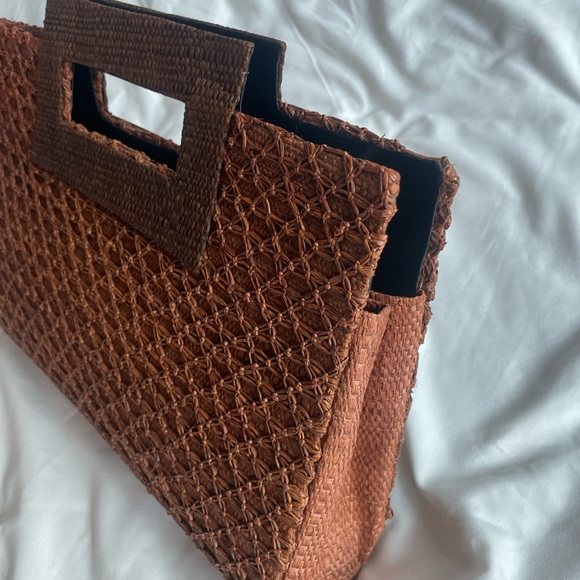 Hand-woven raffia clutch with handle - Picture 3 of 5